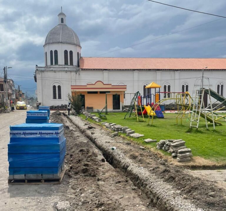 Se trabaja en el mantenimiento y conservación del entorno del parque ...